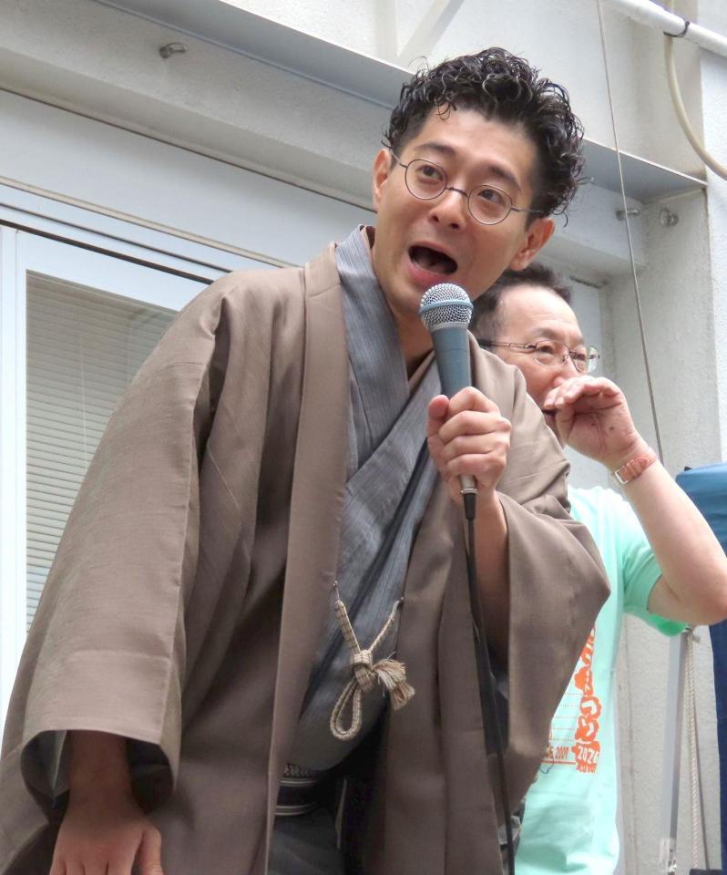 あいさつする柳亭小痴楽