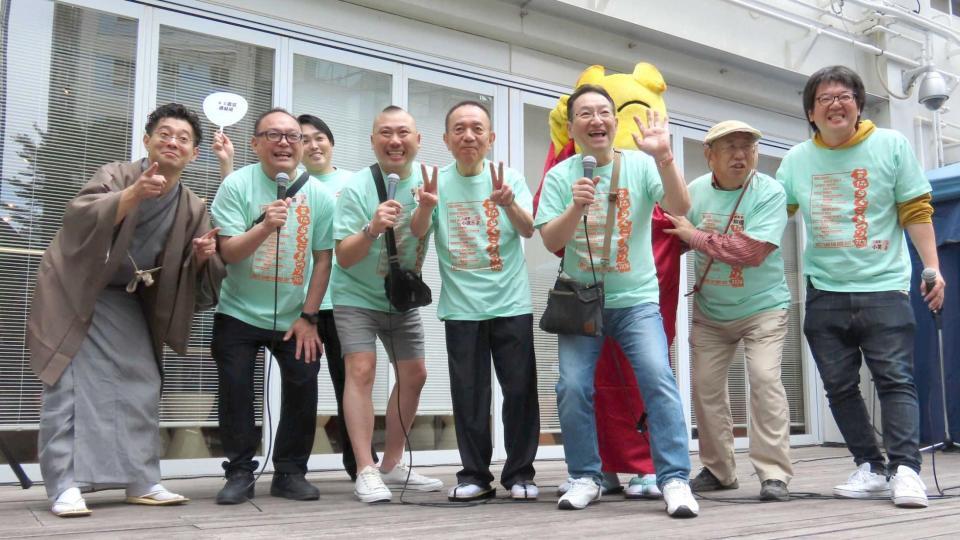 芸協らくごまつりの開会式に出席した（左から）柳亭小痴楽、三遊亭遊喜、笑福亭希光、桂宮治、三遊亭小遊三、春風亭昇太、春風亭柳橋、三遊亭小笑　