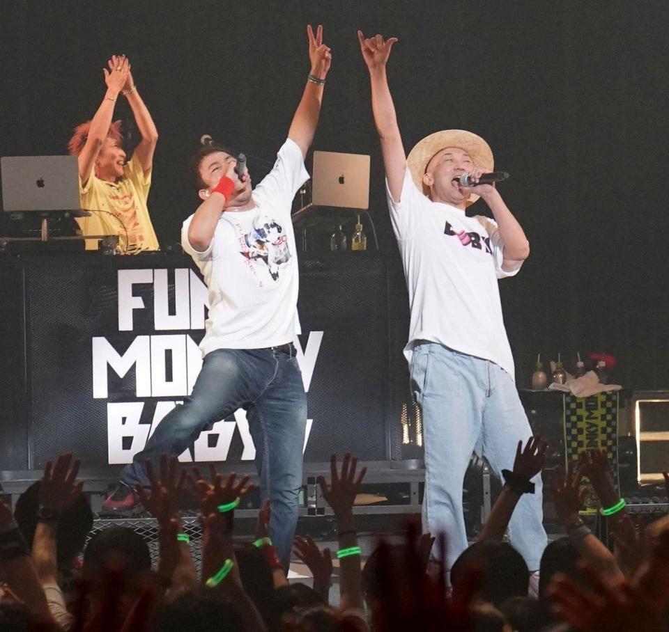 熱唱するＦＵＮＫＹ　ＭＯＮＫＥＹ　ＢΛＢＹ’Ｓのファンキー加藤（左）とモン吉