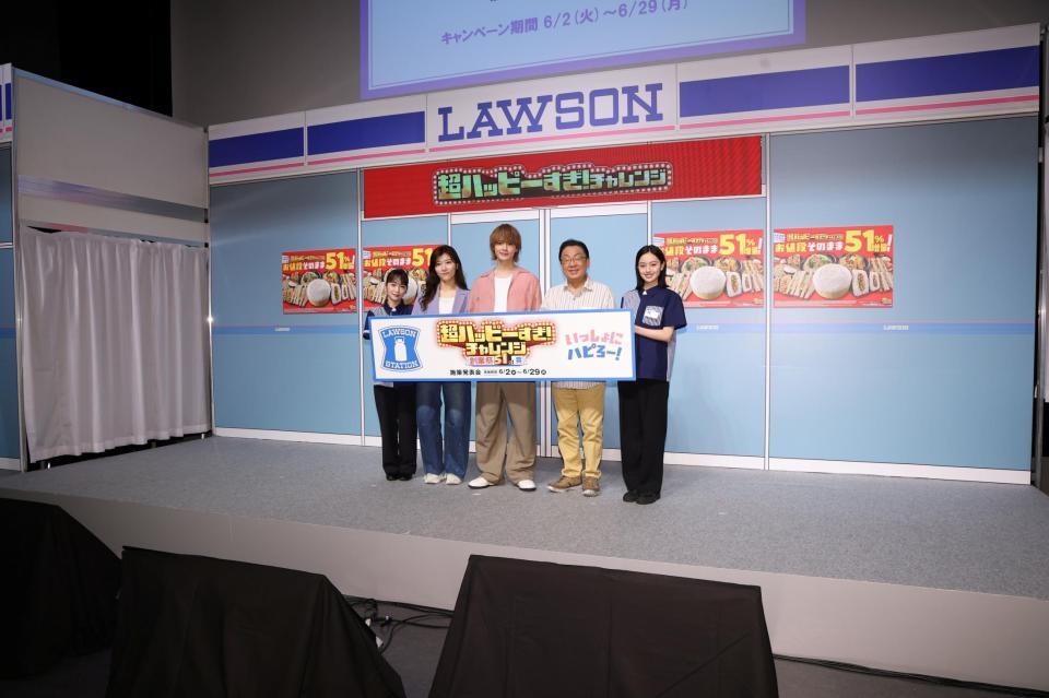 ポーズをとる（左から）川栄李奈、ヒコロヒー、Ｍ！ＬＫ・佐野勇斗、梅沢富美男、上坂樹里