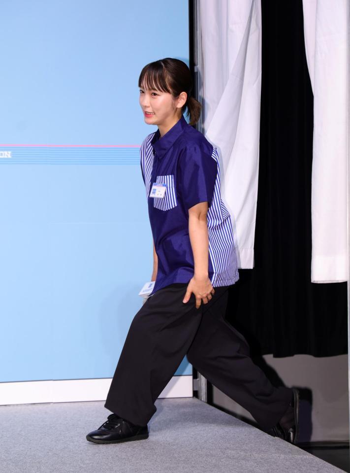 発表会に登壇する川栄李奈（撮影・石井剣太郎）
