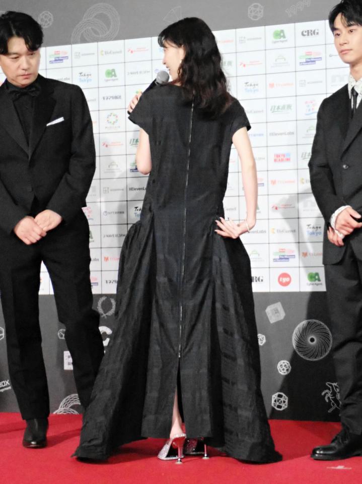 前後がリバーシブルになっているドレスを解説する森川葵