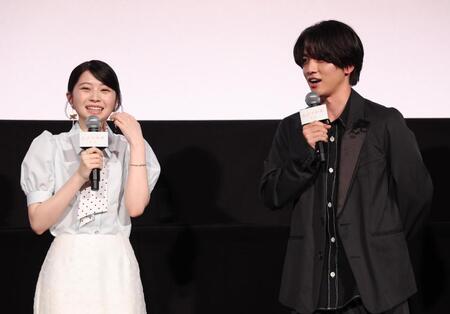 舞台あいさつに登場した桜田ひより（左）と木戸大聖（撮影・佐々木彰尚）