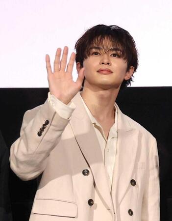 　手を振る草川拓弥