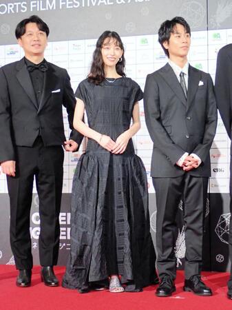前後がリバーシブルになっているドレス姿でレッドカーペットに登場した森川葵（中）