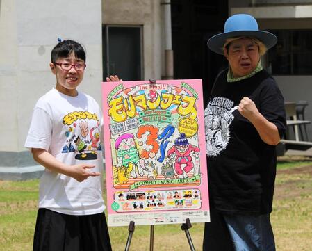 ポーズを決めるモリマンのホルスタイン・モリ夫（右）と種馬マン