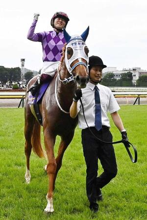 オークスを制した今村聖奈騎手とジュウリョクピエロ＝２４日