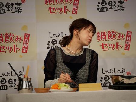 すき焼きを堪能してうなる松本若菜