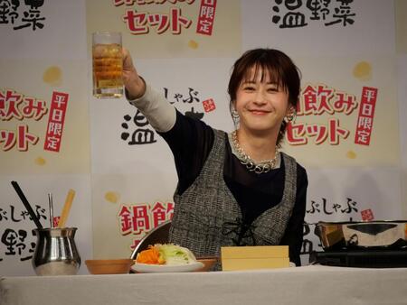 ドリンクを手に笑顔を浮かべる松本若菜