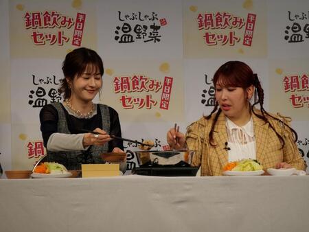 鍋をつつく松本若菜（左）とゆめっち
