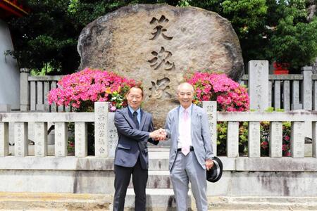 関西演芸協会の新会長に就任したシンデレラエキスプレス渡辺裕薫（左）と、名誉会長になった桂福団治