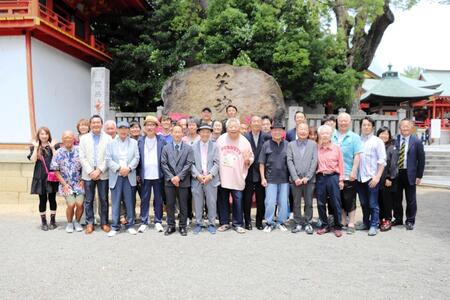 関西演芸協会の新会長に就任したシンデレラエキスプレス渡辺裕薫（前列左から６人目）と、名誉会長になった桂福団治（同７人目）
