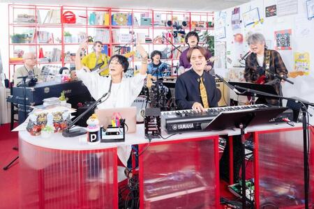 「ｔｉｎｙ　ｄｅｓｋ　ｃｏｎｃｅｒｔｓ　ＪＡＰＡＮ　ＥＰＯ」で佐橋佳幸（右端）、清水信之（左端）、ＧＯＯＤ　ＢＹＥ　ＡＰＲＩＬと演奏するＥＰＯ（手前左）