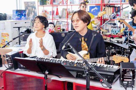 「ｔｉｎｙ　ｄｅｓｋ　ｃｏｎｃｅｒｔｓ　ＪＡＰＡＮ　ＥＰＯ」でＧＯＯＤ　ＢＹＥ　ＡＰＲＩＬの倉品翔（右）と歌うＥＰＯ
