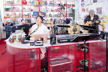 「ｔｉｎｙ　ｄｅｓｋ　ｃｏｎｃｅｒｔｓ　ＪＡＰＡＮ　ＥＰＯ」で清水信之（左）、佐橋佳幸（右）とパフォーマンスするＥＰＯ