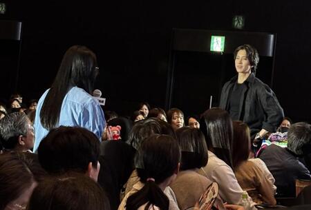 観客の質問に回答する山下智久