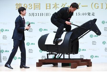 木馬に乗る竹内涼真（右）にアドバイスを送る武豊騎手（撮影・園田高夫）＝５月２５日