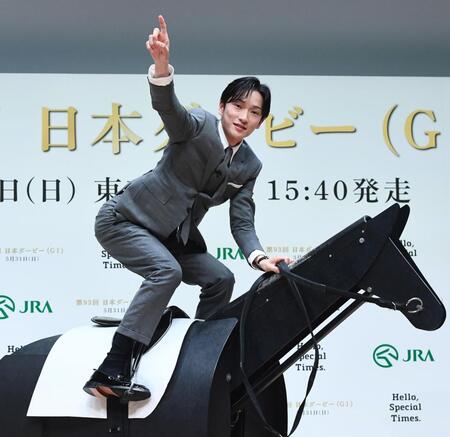 勝利のポーズを披露する坂井瑠星騎手（撮影・園田高夫）＝５月２５日