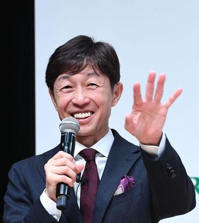トークでイベントを盛り上げる武豊騎手（撮影・園田高夫）＝５月２５日