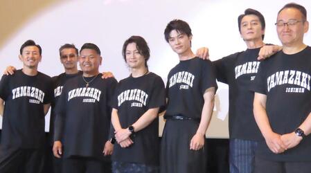 登壇した（左から）舘昌美、山口祥行、本田広登、喜矢武豊、川﨑健太、本宮泰風、辻裕之監督
