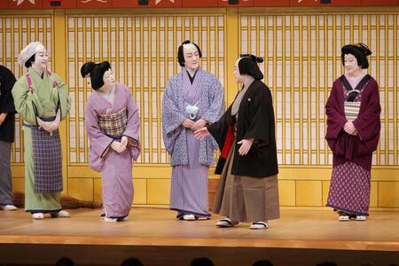 大阪松竹座で千秋楽を迎えた公演の舞台に立つ歌舞伎俳優たち（２６日午後８時８分、大阪市中央区で）＝代表撮影