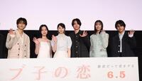 手を振る（左から）草川拓弥、早瀬憩、桜田ひより、木戸大聖、唐田えりか、荒木飛羽（撮影・佐々木彰尚）