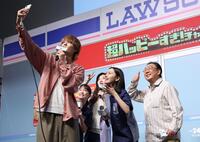 記念撮影する（左から）Ｍ！ＬＫ・佐野勇斗、川栄李奈、ヒコロヒー、上坂樹里、梅沢富美男（撮影・石井剣太郎）