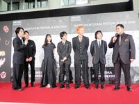 両端でやり合う令和ロマンの高比良くるま（左端）と松井ケムリ（右端）に笑顔の森川葵（左から３人目）ら　
