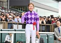 オークスを制し笑顔でガッツポーズの今村聖奈