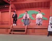「能　狂言　刀剣乱舞」の制作発表に出席した（右から）野村裕基、大槻裕一、原作プロデューサーのでじたろう氏