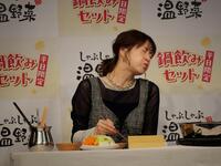 すき焼きを堪能してうなる松本若菜
