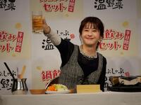 ドリンクを手に笑顔を浮かべる松本若菜