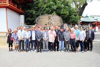 関西演芸協会の新会長に就任したシンデレラエキスプレス渡辺裕薫（前列左から６人目）と、名誉会長になった桂福団治（同７人目）
