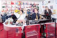 「ｔｉｎｙ　ｄｅｓｋ　ｃｏｎｃｅｒｔｓ　ＪＡＰＡＮ　ＥＰＯ」で佐橋佳幸（右端）、清水信之（左端）、ＧＯＯＤ　ＢＹＥ　ＡＰＲＩＬと演奏するＥＰＯ（手前左）