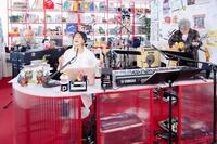 「ｔｉｎｙ　ｄｅｓｋ　ｃｏｎｃｅｒｔｓ　ＪＡＰＡＮ　ＥＰＯ」で清水信之（左）、佐橋佳幸（右）とパフォーマンスするＥＰＯ