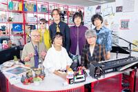 「ｔｉｎｙ　ｄｅｓｋ　ｃｏｎｃｅｒｔｓ　ＪＡＰＡＮ　ＥＰＯ」に出演した（前列左から）清水信之、ＥＰＯ、佐橋佳幸とＧＯＯＤ　ＢＹＥ　ＡＰＲＩＬ（後列４人）