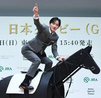 勝利のポーズを披露する坂井瑠星騎手（撮影・園田高夫）＝５月２５日