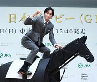 木馬に騎乗しかっこいいガッツポーズを披露する坂井瑠星騎手（撮影・園田高夫）＝５月２５日