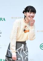 日本ダービーのイベントに登場した見上愛＝５月２５日