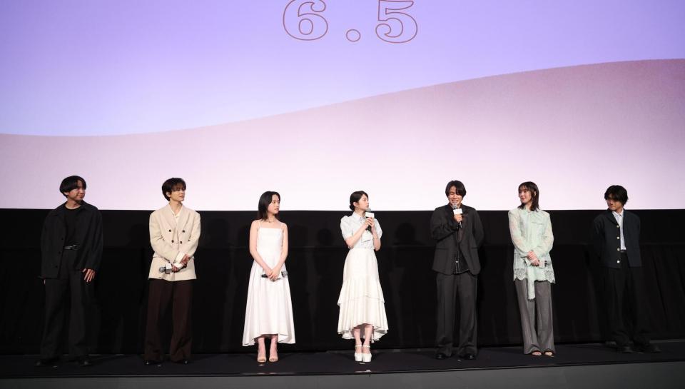 舞台あいさつに登場した（左から）風間太樹監督、草川拓弥、早瀬憩、桜田ひより、木戸大聖、唐田えりか、荒木飛羽（撮影・佐々木彰尚）