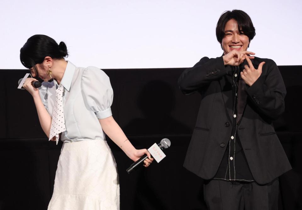 モブ子のポーズを決める木戸大聖（右）と笑う桜田ひより（撮影・佐々木彰尚）