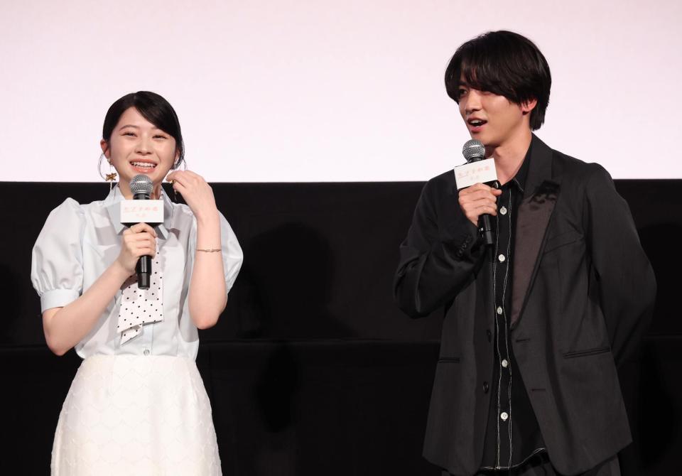 舞台あいさつに登場した桜田ひより（左）と木戸大聖（撮影・佐々木彰尚）