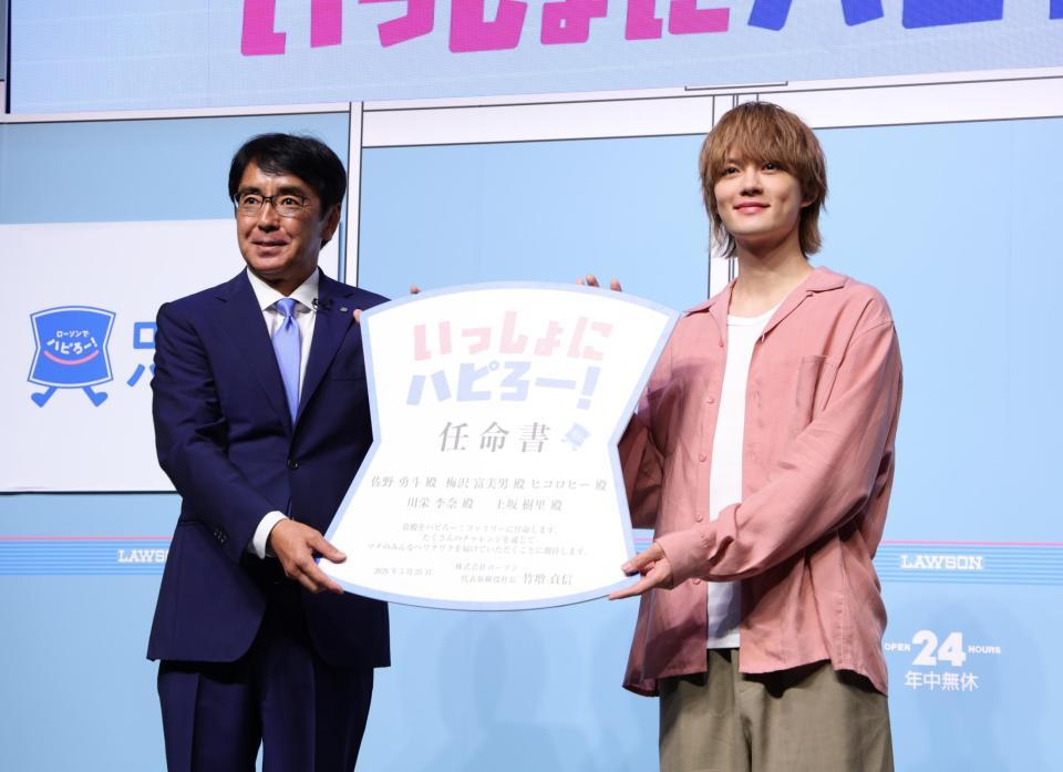 発表会に登壇した佐野勇斗（右）