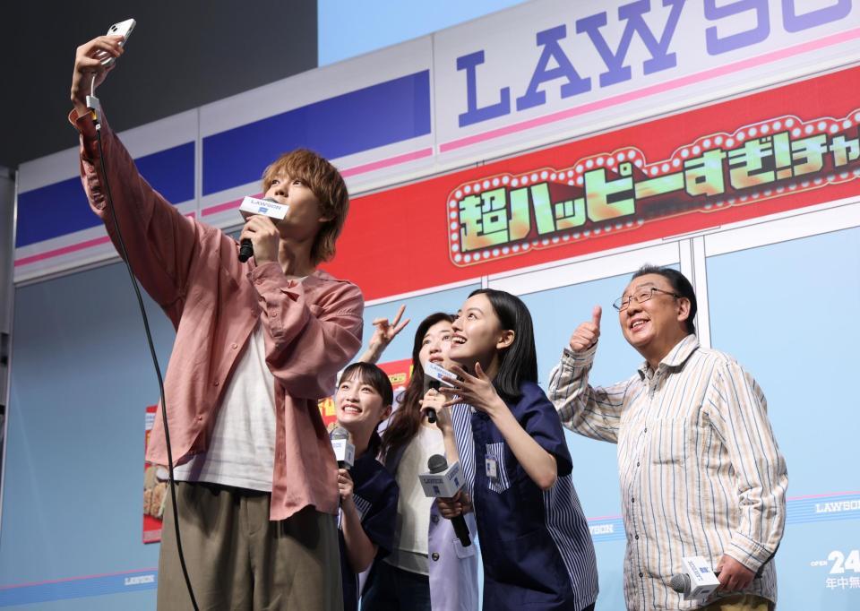 記念撮影する（左から）Ｍ！ＬＫ・佐野勇斗、川栄李奈、ヒコロヒー、上坂樹里、梅沢富美男（撮影・石井剣太郎）