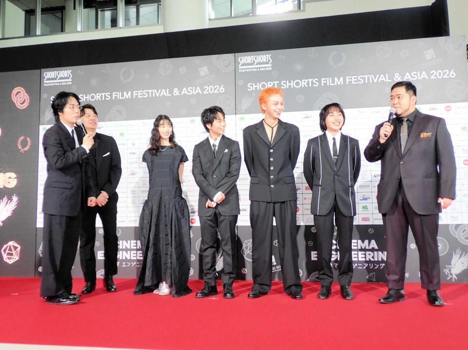 両端でやり合う令和ロマンの高比良くるま（左端）と松井ケムリ（右端）に笑顔の森川葵（左から３人目）ら　