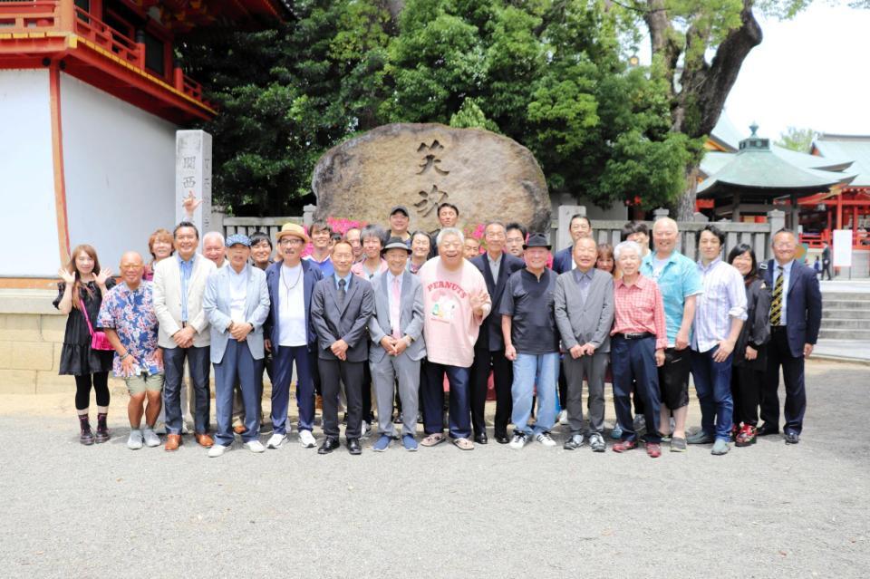 関西演芸協会の新会長に就任したシンデレラエキスプレス渡辺裕薫（前列左から６人目）と、名誉会長になった桂福団治（同７人目）