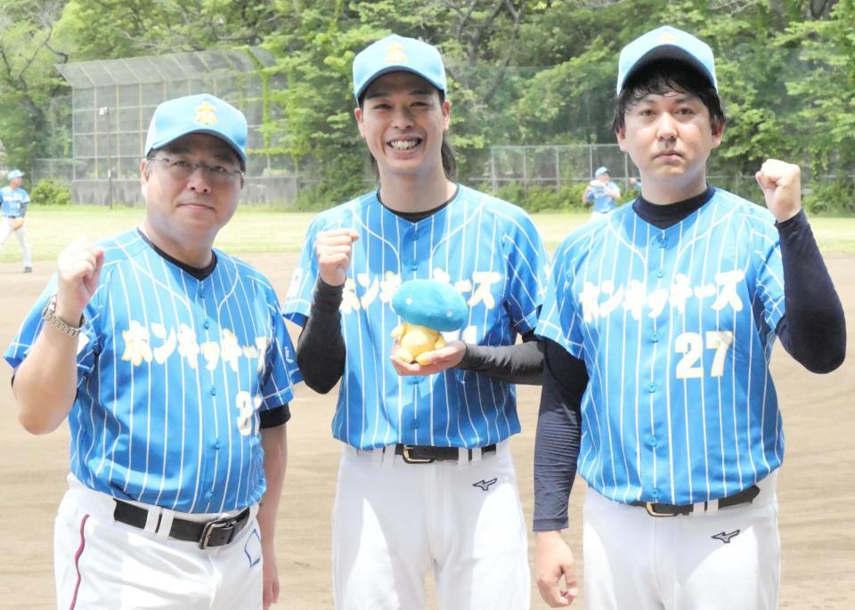 取材に応じた（左から）真中満監督、バッテリィズ・エース、寺家