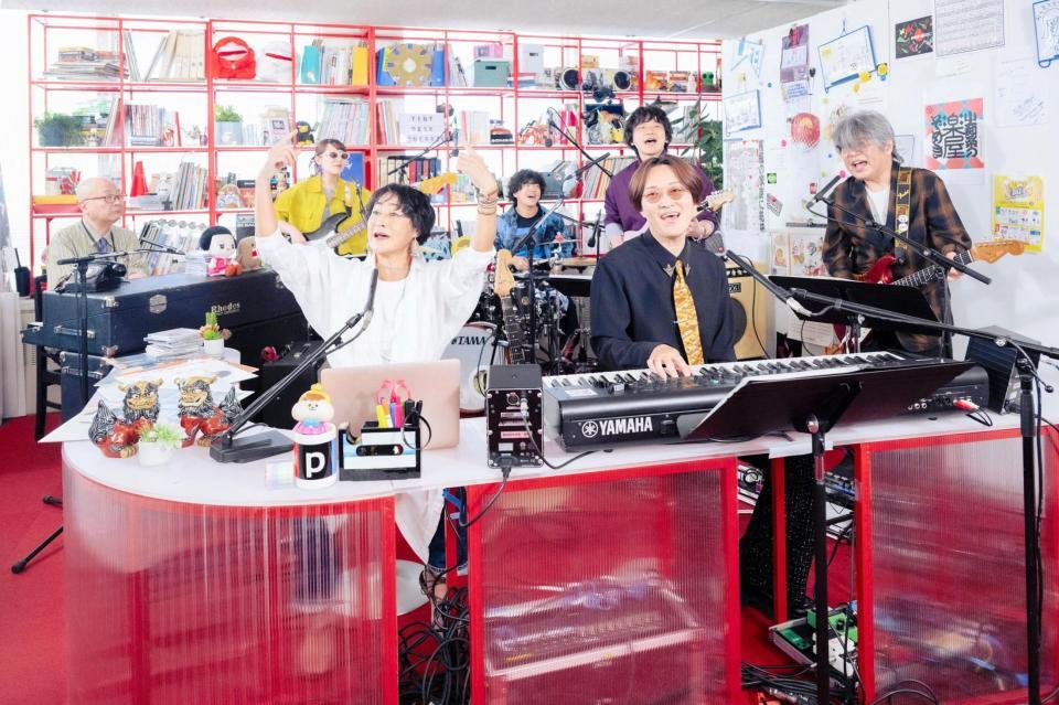 「ｔｉｎｙ　ｄｅｓｋ　ｃｏｎｃｅｒｔｓ　ＪＡＰＡＮ　ＥＰＯ」で佐橋佳幸（右端）、清水信之（左端）、ＧＯＯＤ　ＢＹＥ　ＡＰＲＩＬと演奏するＥＰＯ（手前左）