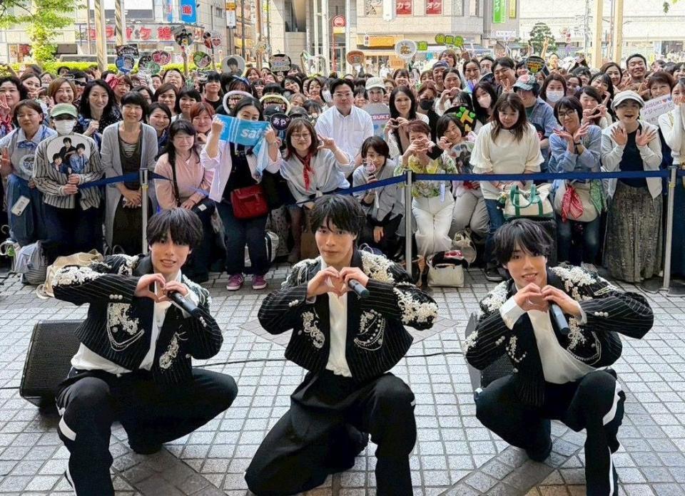 デビュー曲のサビ部分を先行配信中の佐藤三兄弟