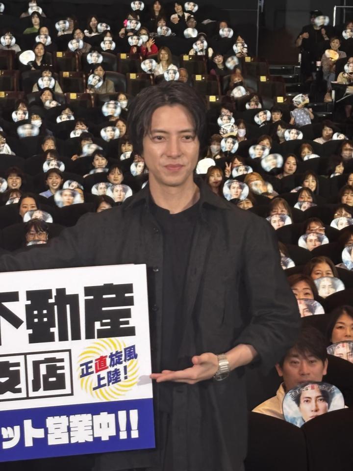 舞台あいさつに登壇した山下智久